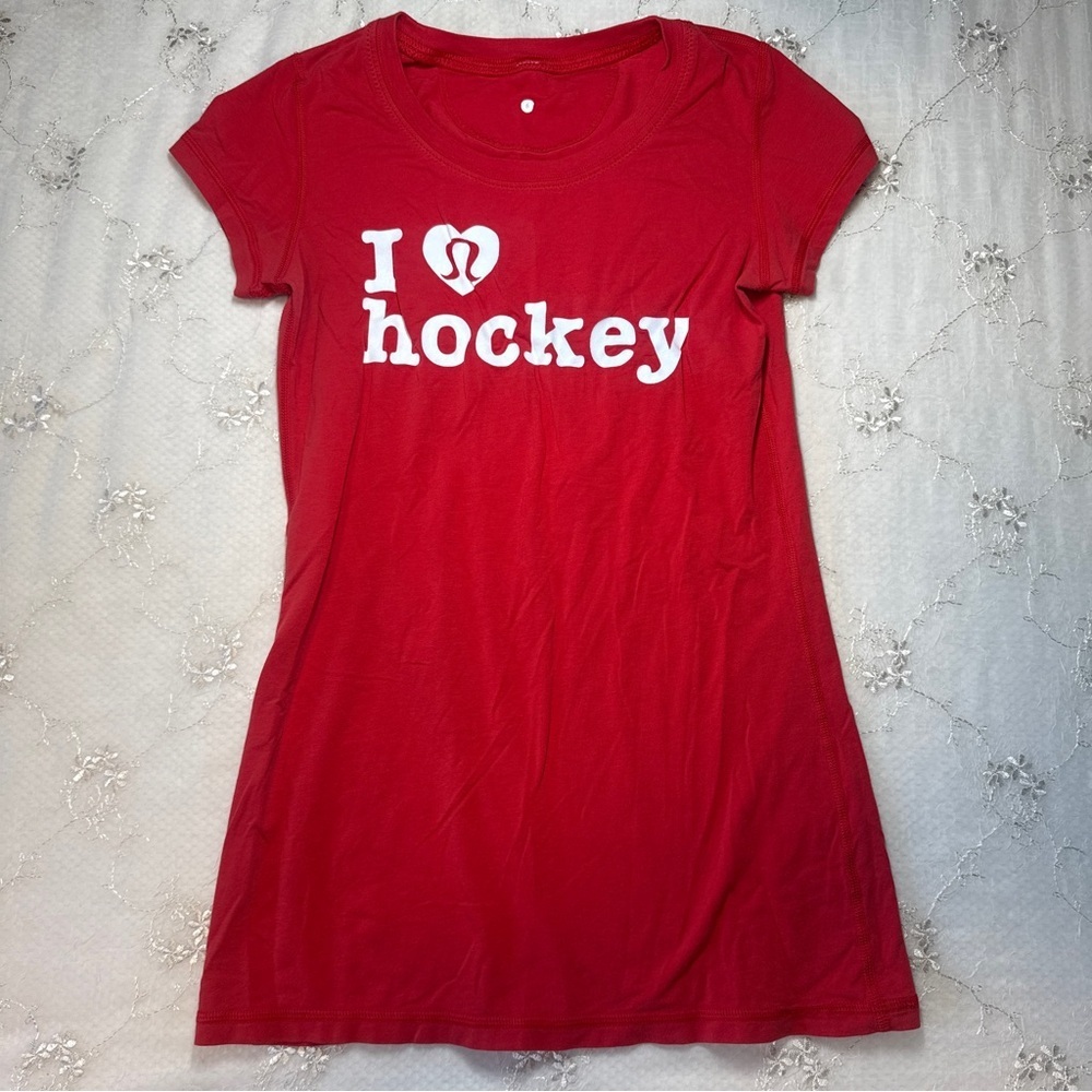 lululemon athletica Red I ♥ hockey Short Sleeve Tee
